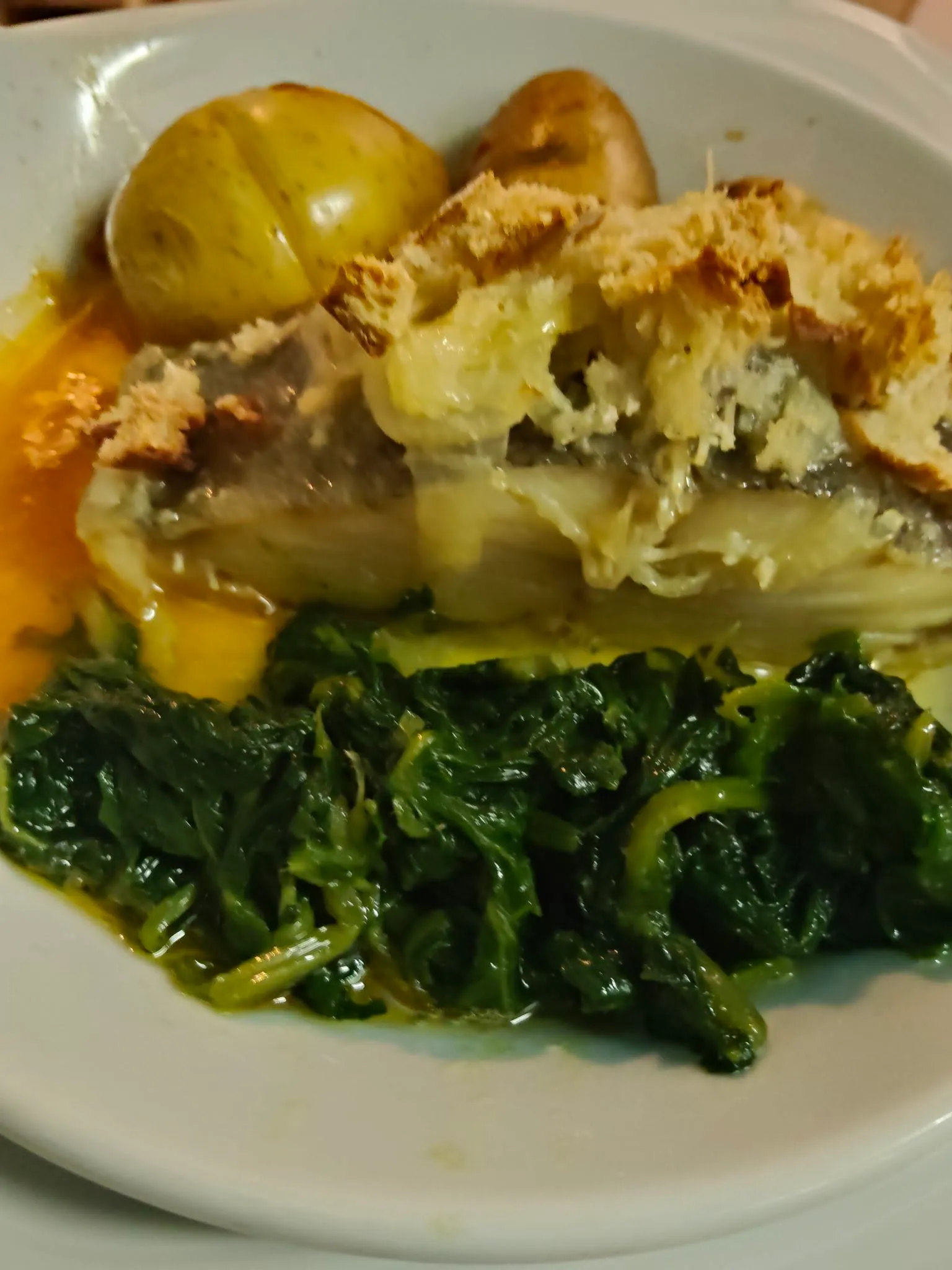 Bacalhau com broa, batata e grelos