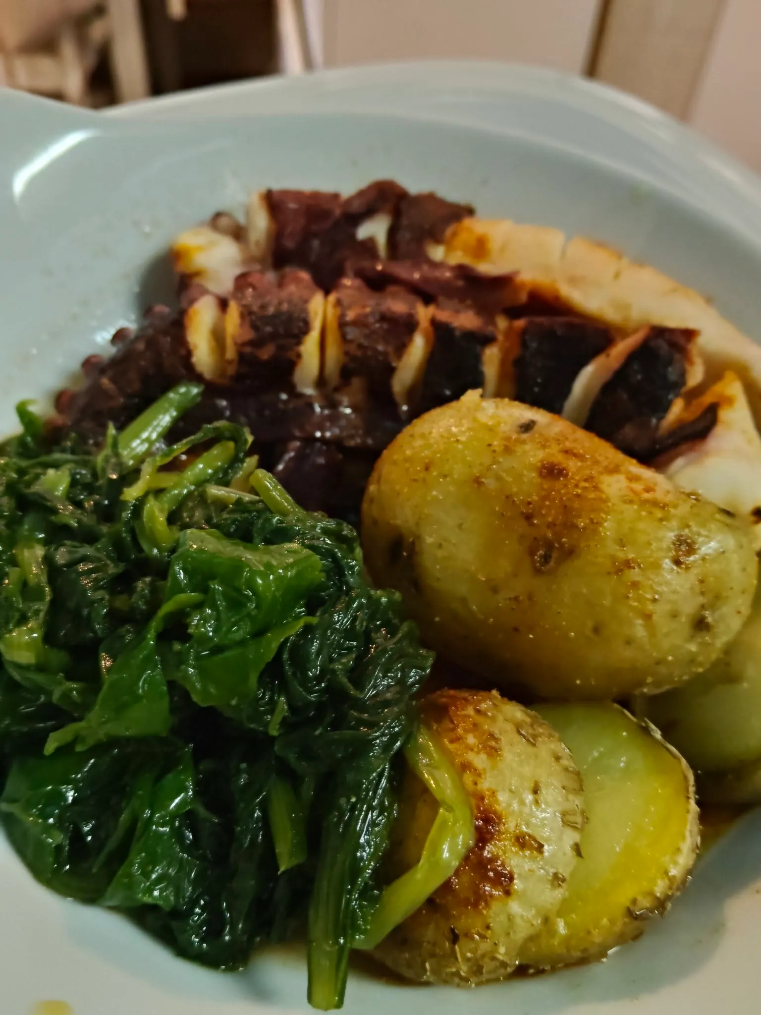 Polvo com batata a murro e grelos